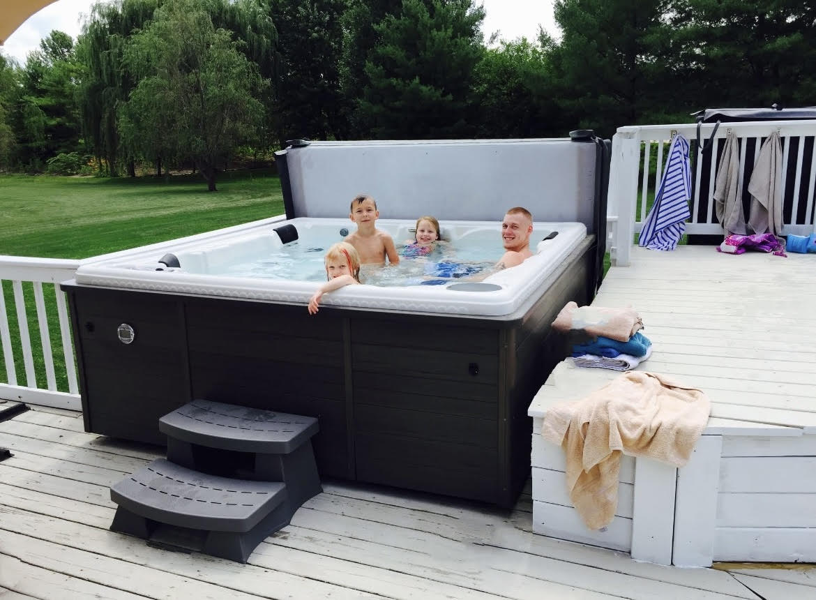 Vitality Saltwater Hot Tub – Medium